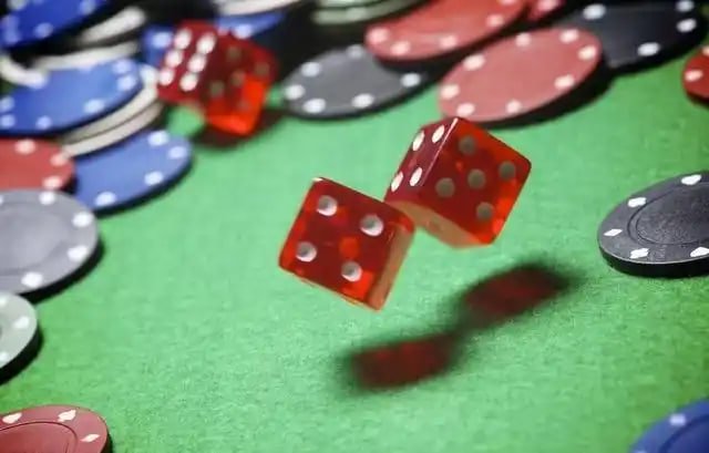Dealer langsung di meja live casino bobaslot77